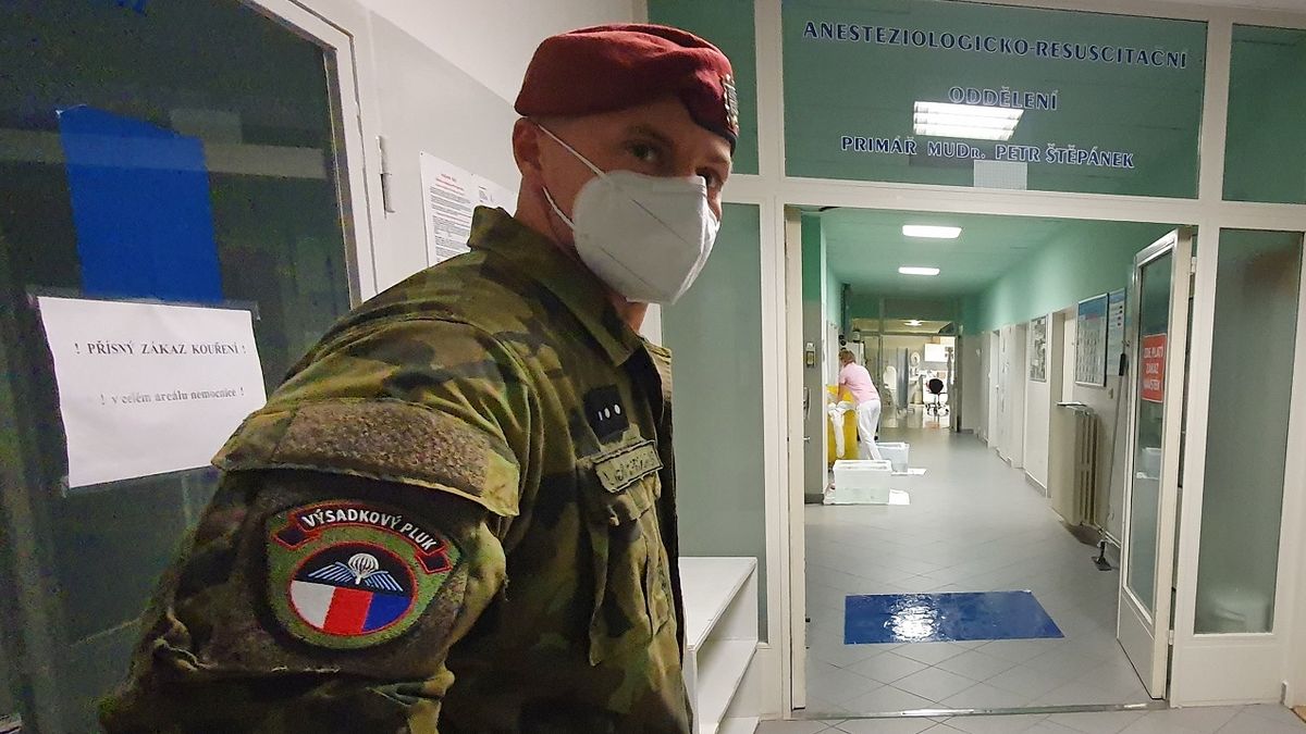 Mezi zdravotníky výrazně přibývá nemocných, začali pomáhat vojáci